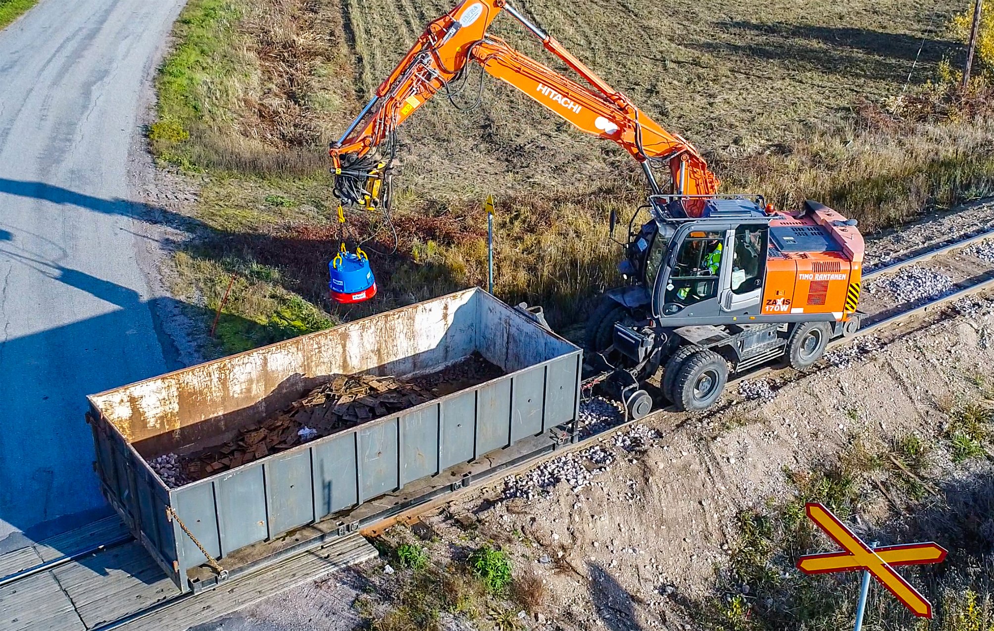 DYNASET-HMAG-Pro-Hydraulic-Magnet-Hitachi-Zaxis-excavator-loading-2019